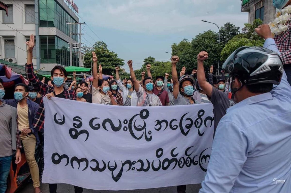 YuZaNaKg's tweet photo. Mandalay-based unions protest march
May 2, 2021.
Mandalay-based university student unions marched through the city on May 2 to mark the Global Burma Spring Revolution Day, calling for the eradication of fascism.

 #WhatsHappeningInMyanmar
 #RejectMilitaryCoup #May2Coup https://t.co/duZexQipul