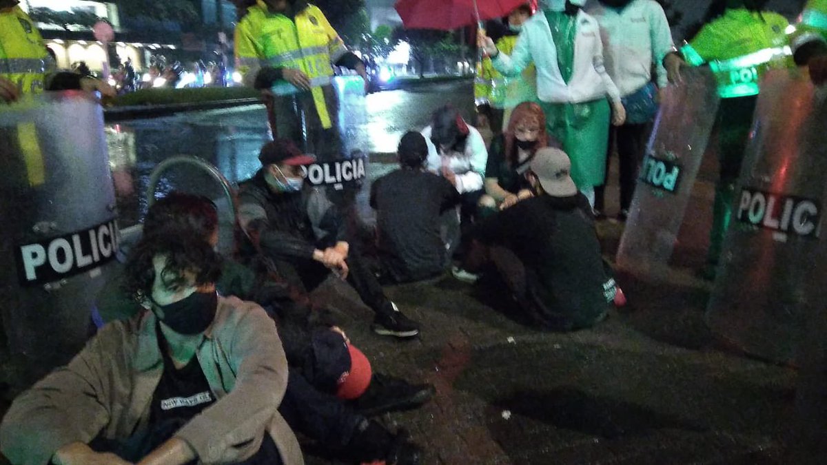 heidy_up's tweet photo. #Arención | Nos reportan seis jóvenes detenidos en la localidad de #Suba no ser sabe aún hacia donde los trasladan, fueron subidos en un camión de la @PoliciaBogota https://t.co/TeE2qaeNOm