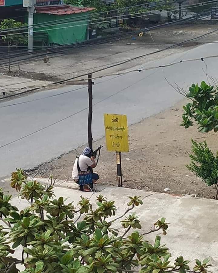 ShweSin1771996's tweet photo. In Mandalay, armed militia groups in civilian clothes are attacking and arresting people like a battlefield.

#May2Coup 
#WhatsHappeningInMyanmar https://t.co/o2ubkSQOCJ