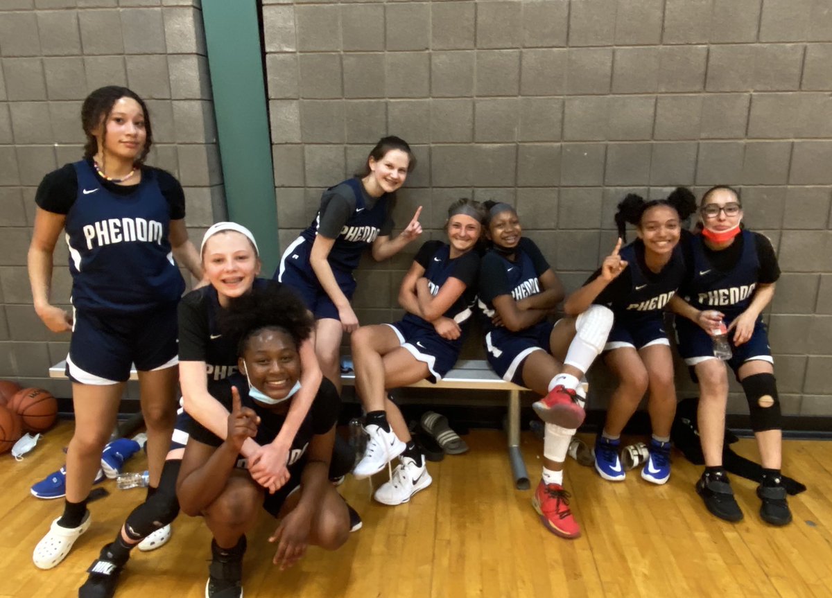 AmyHellums1's tweet image. Super proud to be coaching this phenomenal group of girls. First season with Phenom and their hard work paid off tonight!!! @MissouriPhenom