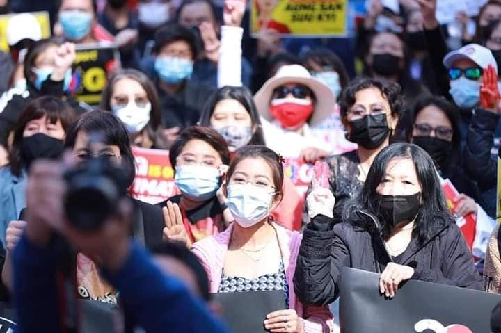 အမေရိကန်နိုင်ငံ New York မြို့မှာ ကမ္ဘာလုံးဆိုင်ရာ မြန်မာ့နွေဦးတော်လှန်ရေးနေ့ အခမ်းအနားကို ပြုလုပ်နေကြတာ ဖြစ်ပါတယ်။
ဓာတ်ပုံ - CJ