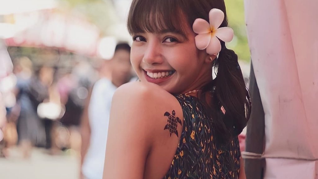 JLSFOLDER's tweet photo. her smile grew wider :( https://t.co/avbNu7P5CD
