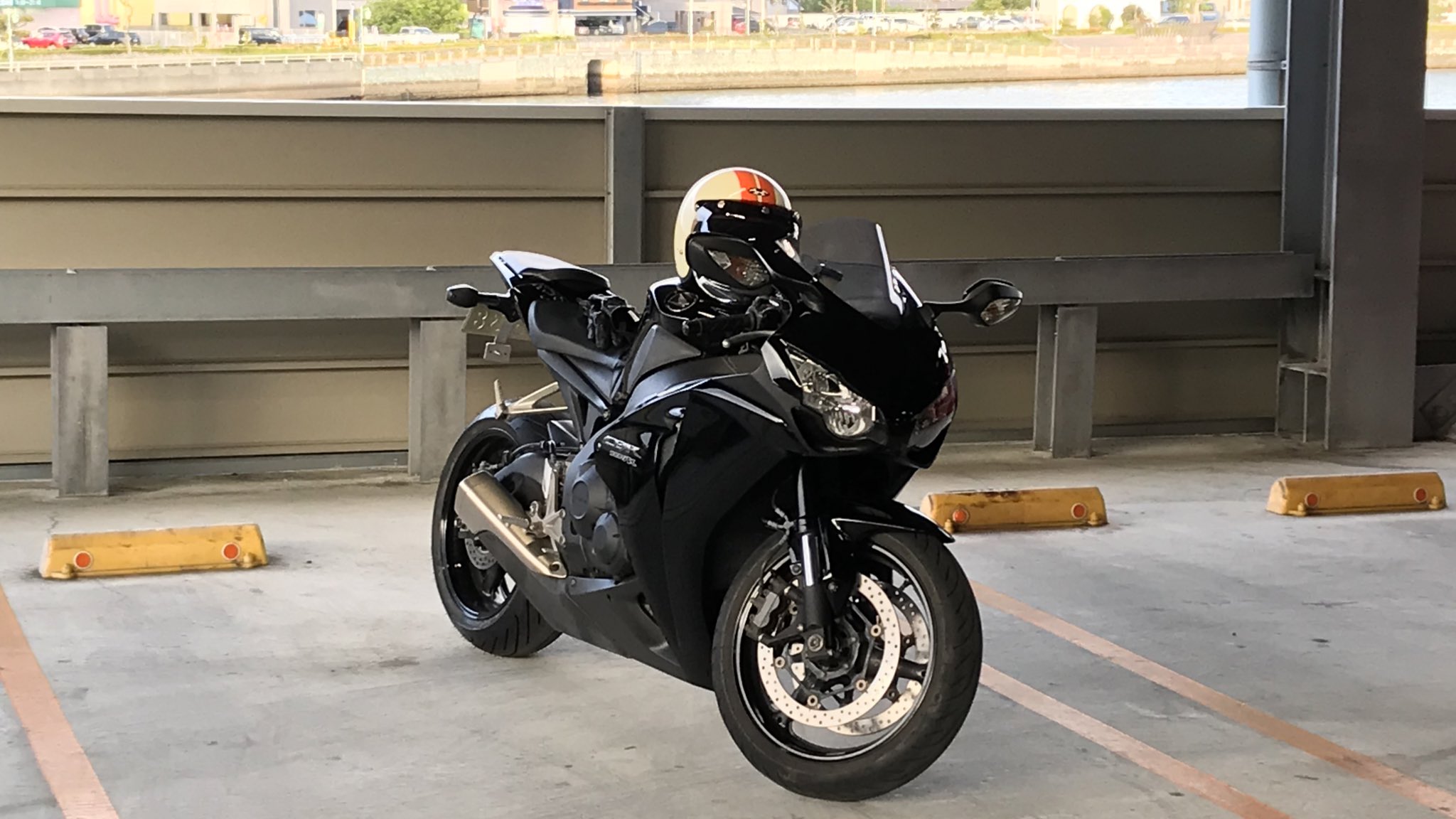 ハーフボイルド 念願だった仮面ライダーw ハードボイルダーのベース車両となった Cbr1000rr 09年モデル 納車しました 中学生の時に仮面ライダーwで 仮面ライダー熱が再燃し大人になったら絶対このバイクに乗りたいって思い続けようやく手に出来ました