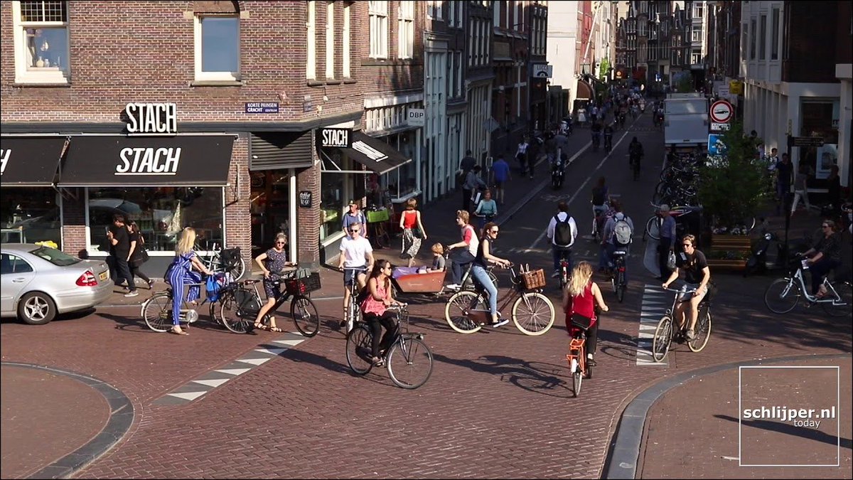 Mais aussi, il oublie qu'au-delà de se "faire déplacer" (en voiture, en TEC...), on peut aussi "se déplacer (à pieds, à vélo...).C'est beaucoup moins coûteux, individuellement comme collectivement, plus rapide pour les trajets courts (largement majoritaires en ville), et fluide.