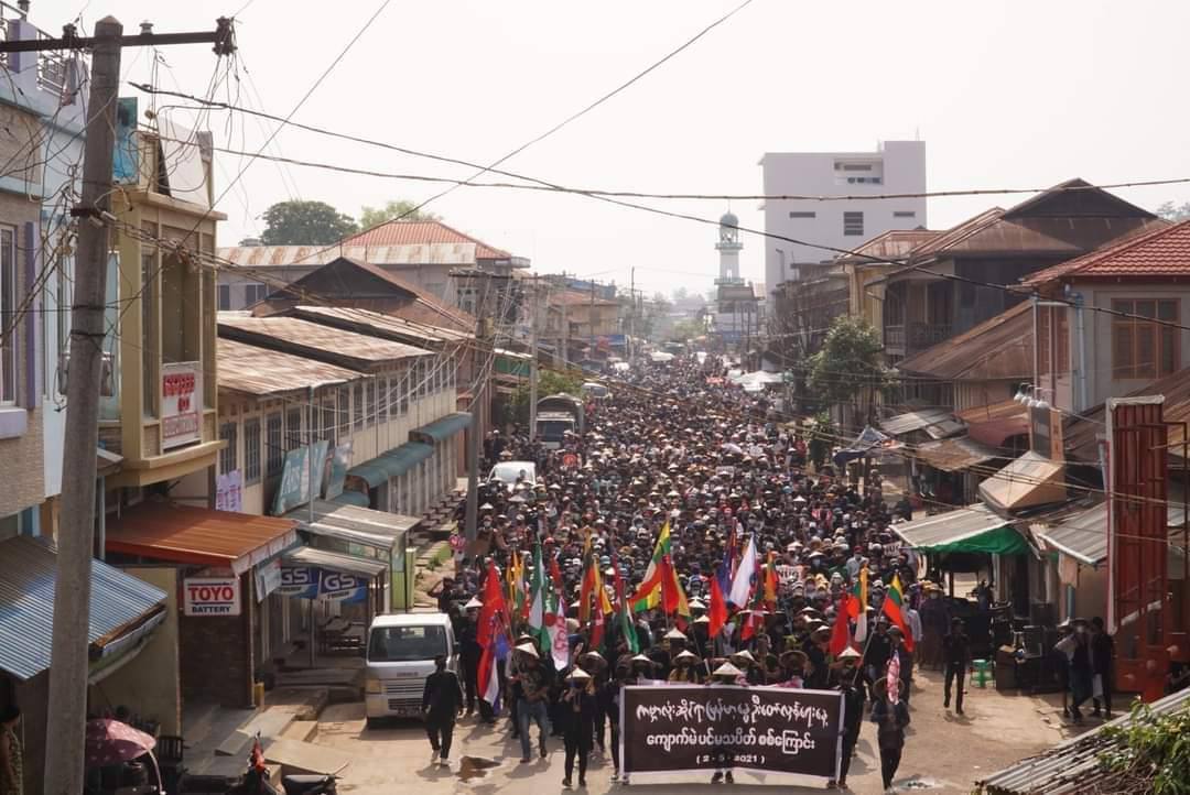 sandyayekyaw's tweet photo. Enormous crowd in Kyaukmae is alive again today on GLOBAL SPRING REVOLUTION DAY in defiance of military dictatorship. Our aspirations for Federal Democracy is stronger day by day. #May2Coup #SpringRevolution #WhatsHappeningInMyanmar https://t.co/XICZO9fyaH