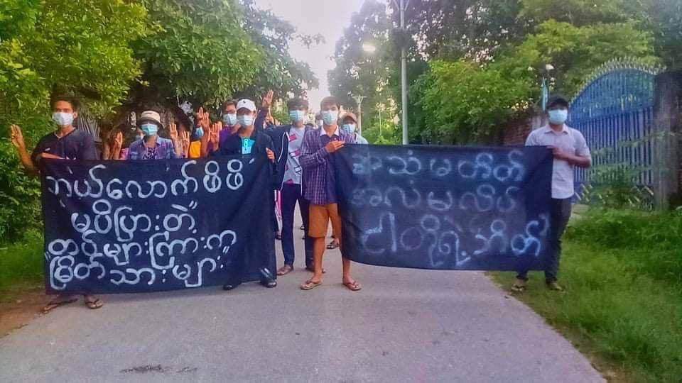 Jurog__________'s tweet photo. “ ဘယ်လောက်ဖိဖိ မပိပြားတဲ့ တပ်များကြားက မြိတ်သားများ “ 

Civilians in Myeik, successfully protested since dawn avoiding Junta Terrorists and its perpetrators 

GLOBAL SPRING REVOLUTION 

#May2Coup
#HearOurVoiceOfMyanmar
#RejectMilitaryCoup
FIGHT FOR DEMOCRACY
#WeSupportNUG https://t.co/N110OPFNhm