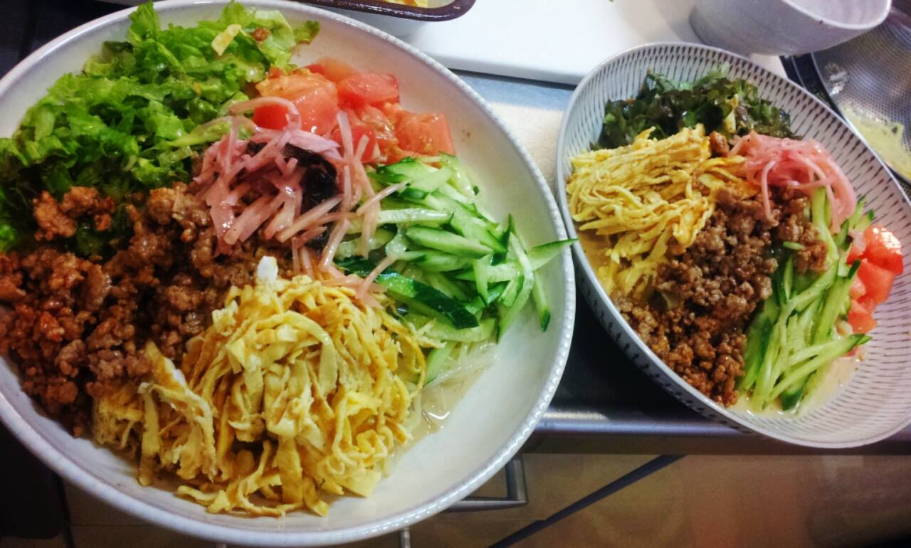 تويتر 力三才 自然食品店の人 على تويتر 美味しい冷やし中華のタレ 鶏ささみを同量の水で15分ほど煮る 弱火 塩少々 火を消し30分放置 出来るのが簡易チキンスープ スープ みりん 酢 しょうゆ 水を合わせる 全て同量計算 さらにそこへ油を入れて混ぜる