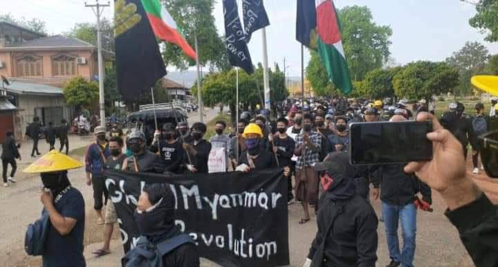 2021Revtweets's tweet photo. Junta thugs brutally shot dead a protester and shot another in the leg during a violent crackdown down on a protest in Hsipaw, Shan State this morning.
GLOBAL SPRING REVOLUTION
#May2Coup
#SpringRevolution
#WhatsHappeningInMyanmar https://t.co/Iwx1ivBTfa