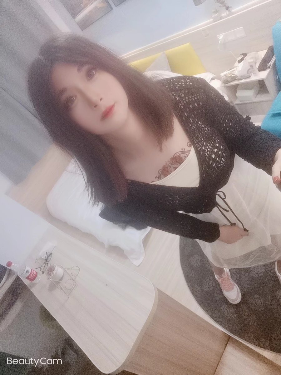 CDlele66's tweet photo. 打扮清纯，确有骚骚的纹身。 https://t.co/q08LkPvi6Q