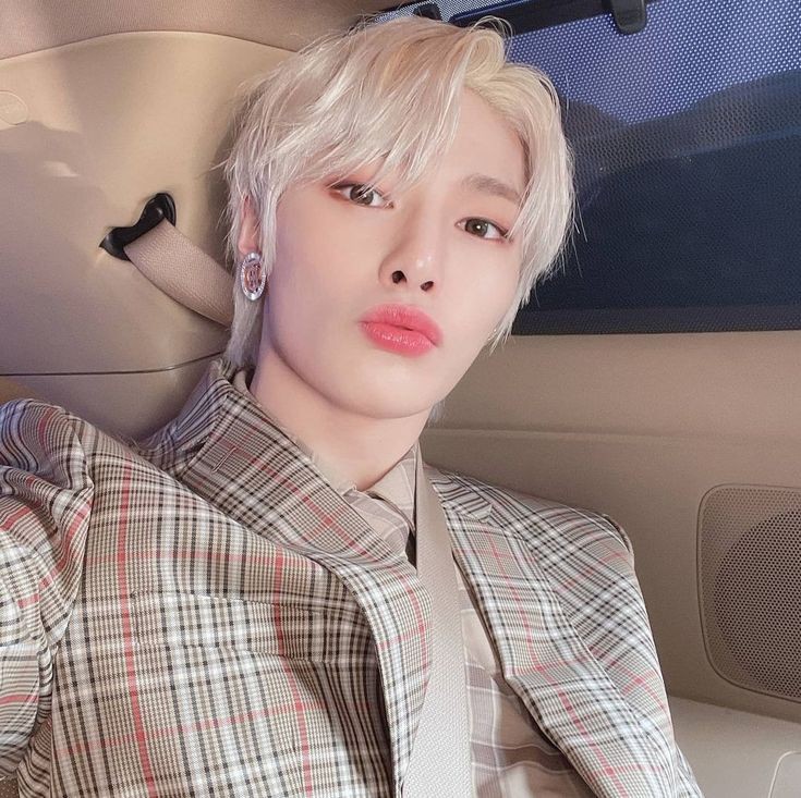APLYJI01's tweet photo. ito na ihahatid na ko ng lamborghini ko btw GOODLUCK !!
#CLAFEELTHEBEAT
#CLA1STWIN
#CLAFIRSTCONCERT https://t.co/IUEd0SBqRt