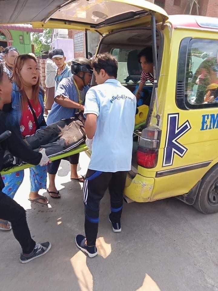 KippoJenniko's tweet photo. A protester was shot dead to the head and another protester was shot in the leg by terrorists during a violent crackdown on Hsipaw, Shan State Strike.

#May2Coup #WhatsHappeningInMyanmar @UNHumanRights @BBCWorld @Reuters @TostevinM @eAsiaMediaHub @clarissaward @poppymcp @UN_HRC https://t.co/2W5n4IjUoM