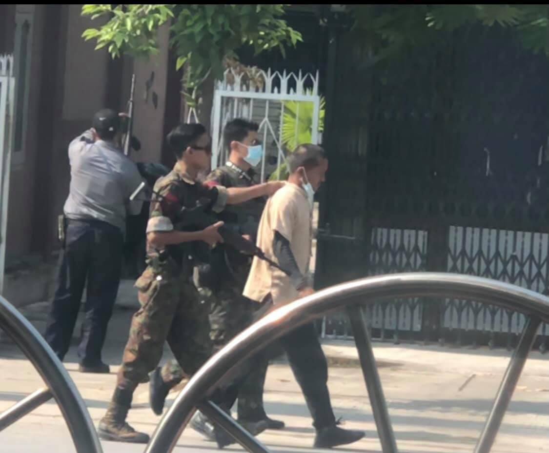 zayerlynn's tweet photo. A civilian was abducted with no valid reason at 41 street,Mandalay this morning.
GLOBAL SPRING REVOLUTION
#May2Coup
#WhatsHappeningInMyanmar
#SpringRevolution https://t.co/s8mTnobWsH https://t.co/lzubpVsyAz