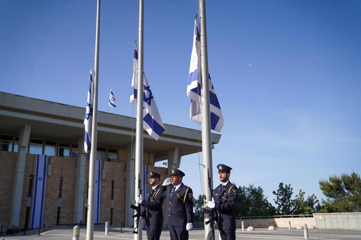 اليوم يوم حداد وطني في إسرائيل في أعقاب الفاجعة في جبل ميرون التي أودى بحياة 45 شخصًا. تم تنكيس...