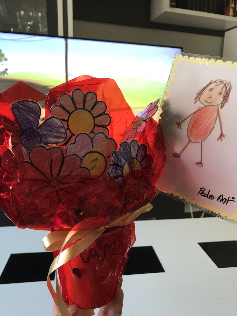 pikyguasona's tweet photo. Mi hijo me ha regalado flores y me ha dibujado (me reconozco) 😂
Es sin duda lo más bonito que me han regalado jamás! #Rusico #DiaDeLaMadre https://t.co/VJjWJ9ydlb