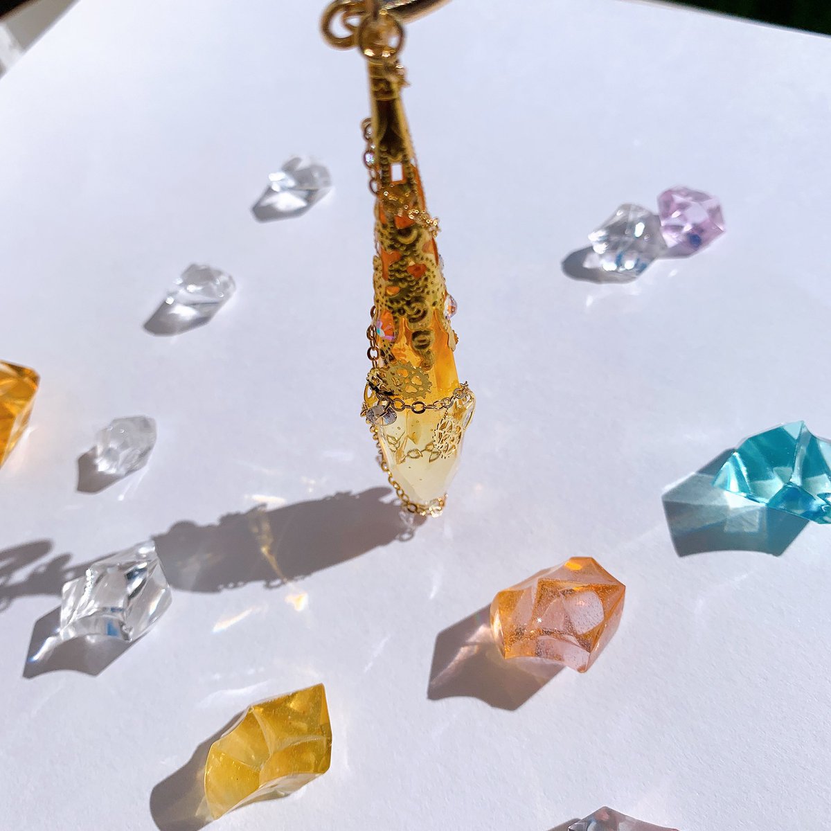 #레진 #책갈피 

💛시간을 감다 책갈피💛

✨태엽과 체인을 감아서 만든 책갈피 입니다!

✨노랑~주황 그라데이션

✨파랑색도 제작중...

✨가격: 12,000 원 (배송비 포함 X)

✨수량: 1개

✨주문제작 가능합니다!

✨구매는 디엠💌 주세요!