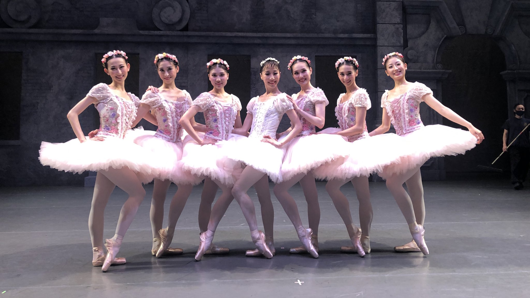 新国立劇場バレエ団 The National Ballet Of Japan ライブ配信初日 終了いたしました 沢山の方々にご覧いただき 大感激です ご視聴いただいた皆様 本当にありがとうございました 配信はあと3回ございます ぜひキャスト違いでもご覧ください