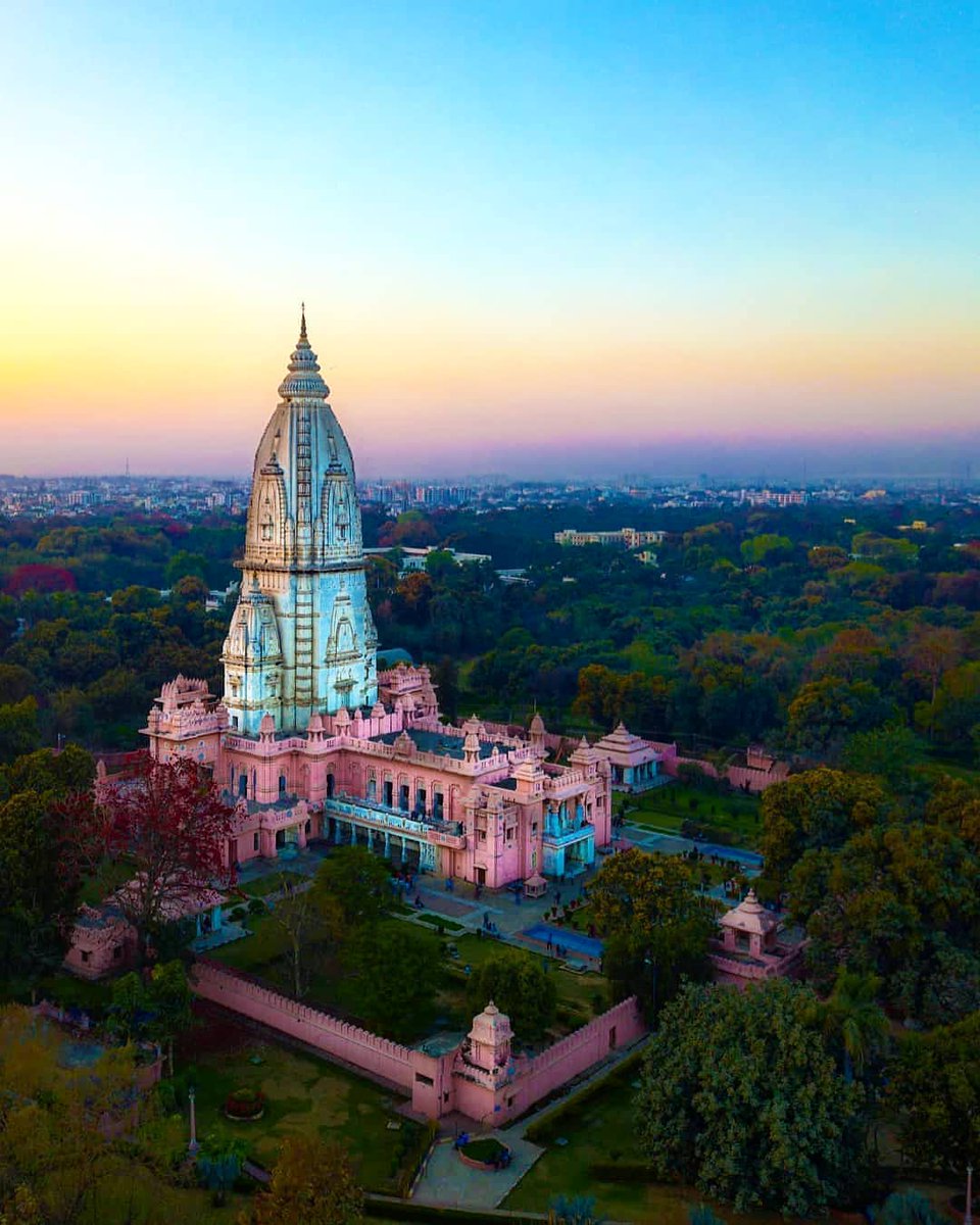 🐘BHU Vishwanath Temple,
This Vishwanath temple is located with in the Benares Hindu University campus in #Varanasi.
Amazing click by @visharadjalan
#waytoindia #uttarpradesh #incredibleindia #indiatourism #dekhoapnadesh #kashi #banaras #ksashivishvanath #hindutemple #indiatemple