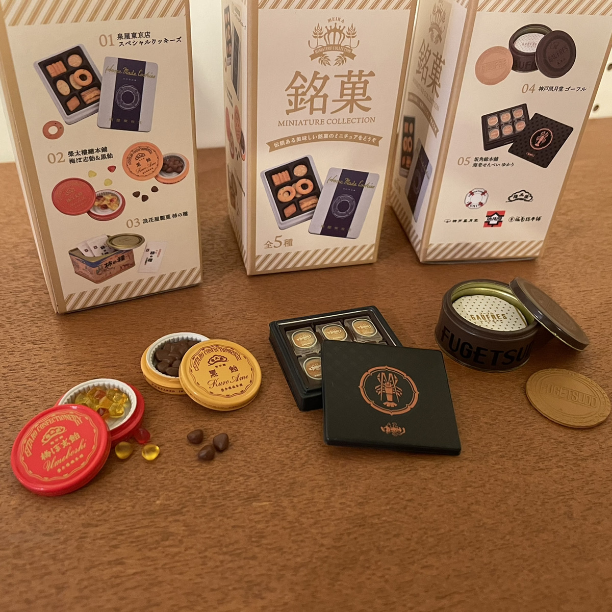 36Sublo's tweet photo. 【店頭商品】新しいガチャガチャが入荷しました！
銘菓　あれもこれも有名なあのお菓子！缶の裏の文字まで完全再現されています。何が当たるかはおたのしみ。全5種１つ￥400(税込) https://t.co/sDeeZdgCBa