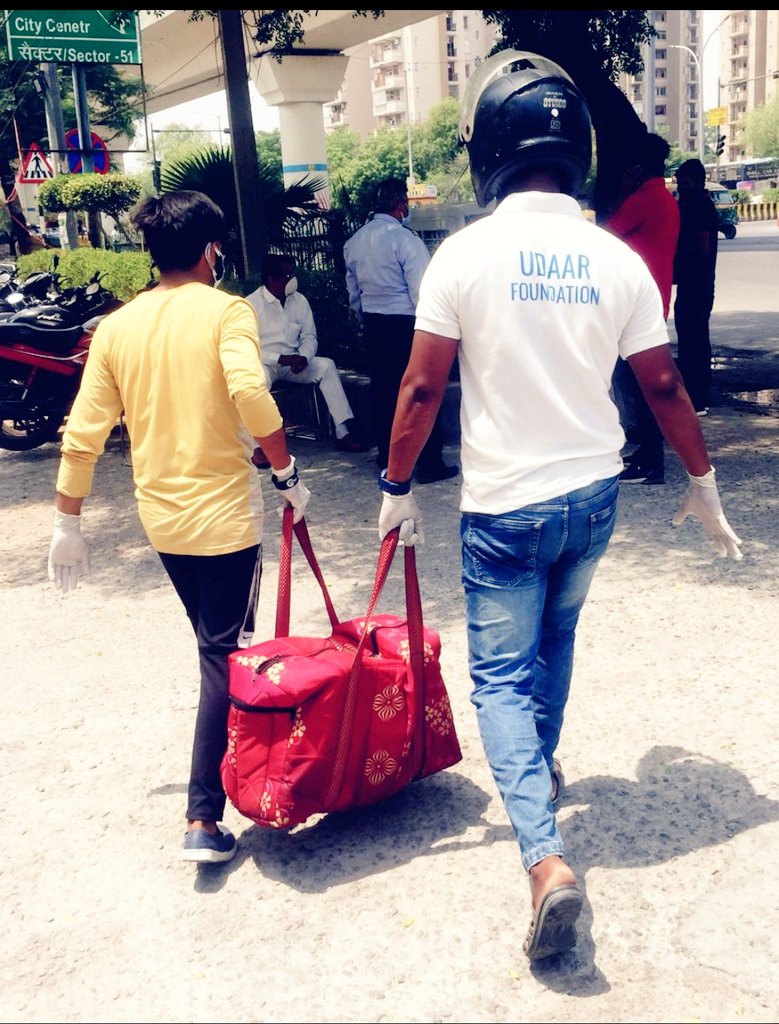 Vishal13293364's tweet photo. #Free food for needy and covid patients with full protection by @udaar team members
#help_others
#serve_the_nation
#udaarfoundation #udaar #udaarnoida @FoundationUdaar @rishiudaar @Sanjeet21kumar @apoorv_sarkar @aakarshnaanand @HCL_Foundation @COVIDNewsByMIB https://t.co/zANZqJIcRJ