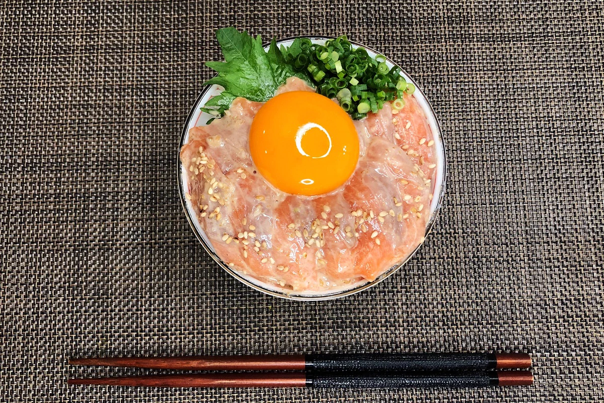 漬け時間も短くてお手軽！ゴマだれ&ポン酢を使った、サーモンの漬け丼レシピ！