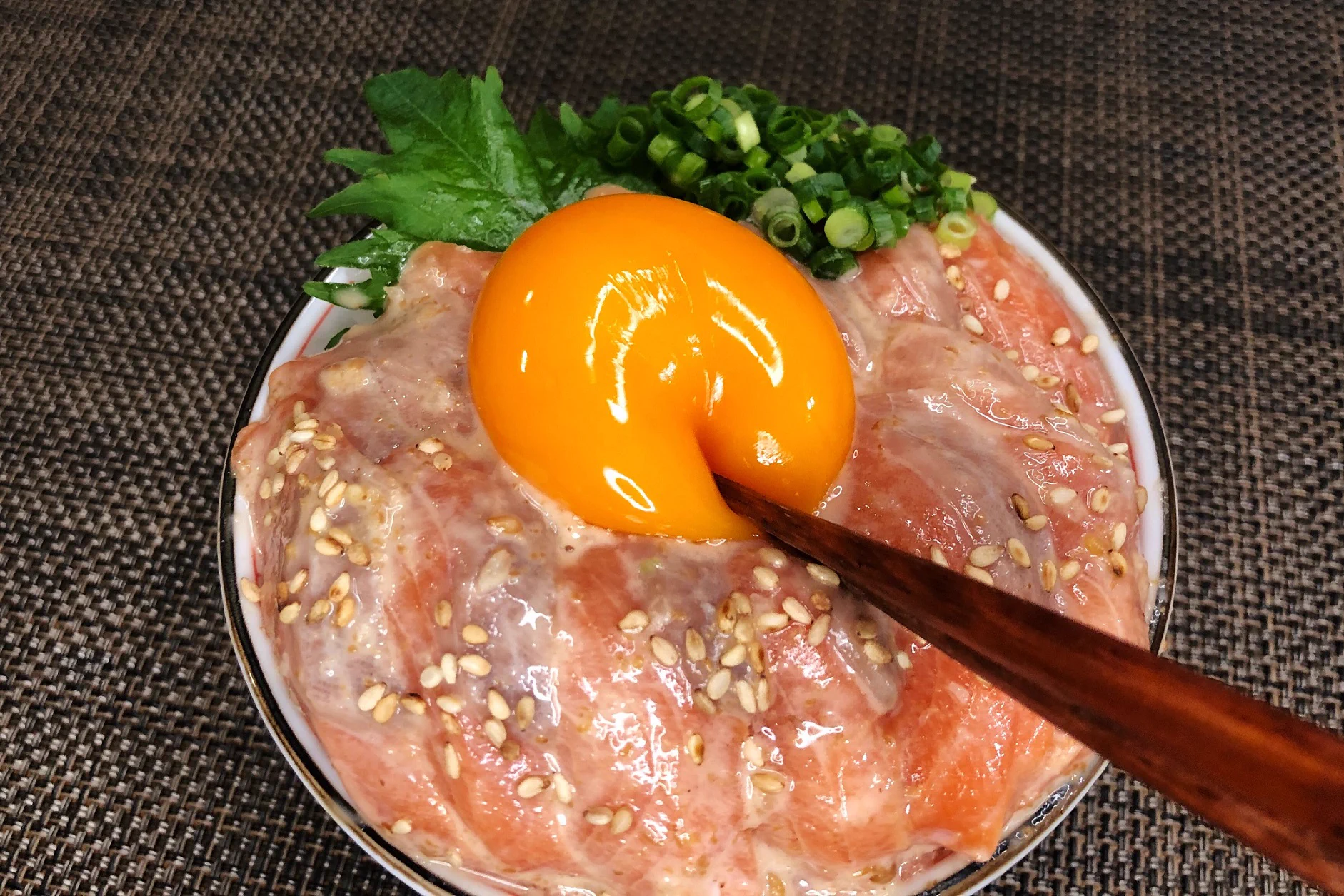 漬け時間も短くてお手軽！ゴマだれ&ポン酢を使った、サーモンの漬け丼レシピ！
