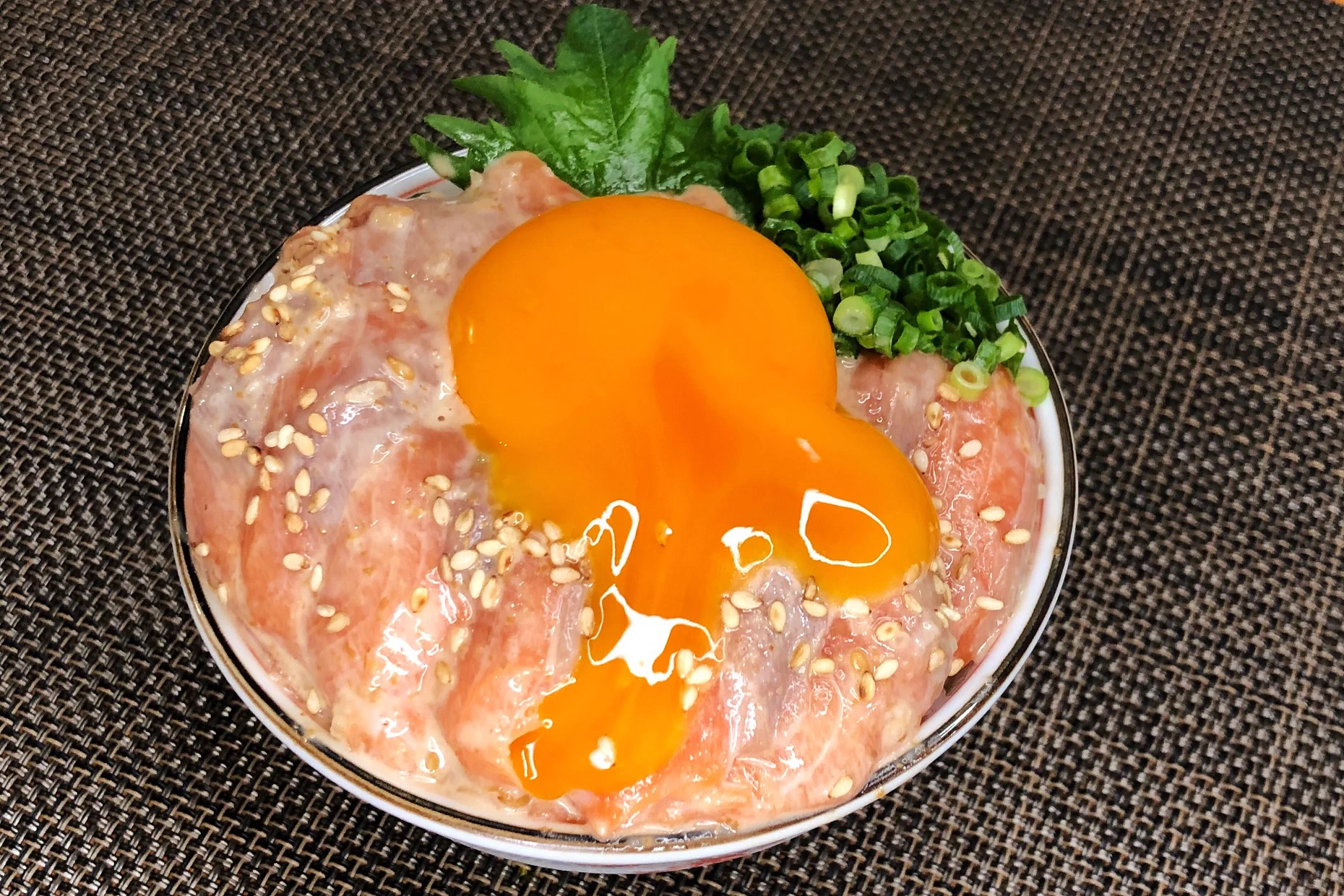 漬け時間も短くてお手軽！ゴマだれ&ポン酢を使った、サーモンの漬け丼レシピ！