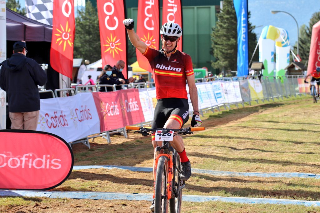 RFECiclismo's tweet photo. #OpenEspañaXCOCofidis21 | ¡Concluyen también las carreras Máster masculinas!

🏆 Ganadores 🏆
➡️ Master 30: Iván Romero 
➡️ Master 40: Pau Egeda
➡️ Master 50: Juan Moya
➡️ Master 60: Valentín Ballesteros

@ciclistacofidis https://t.co/d8M6gJD9ED