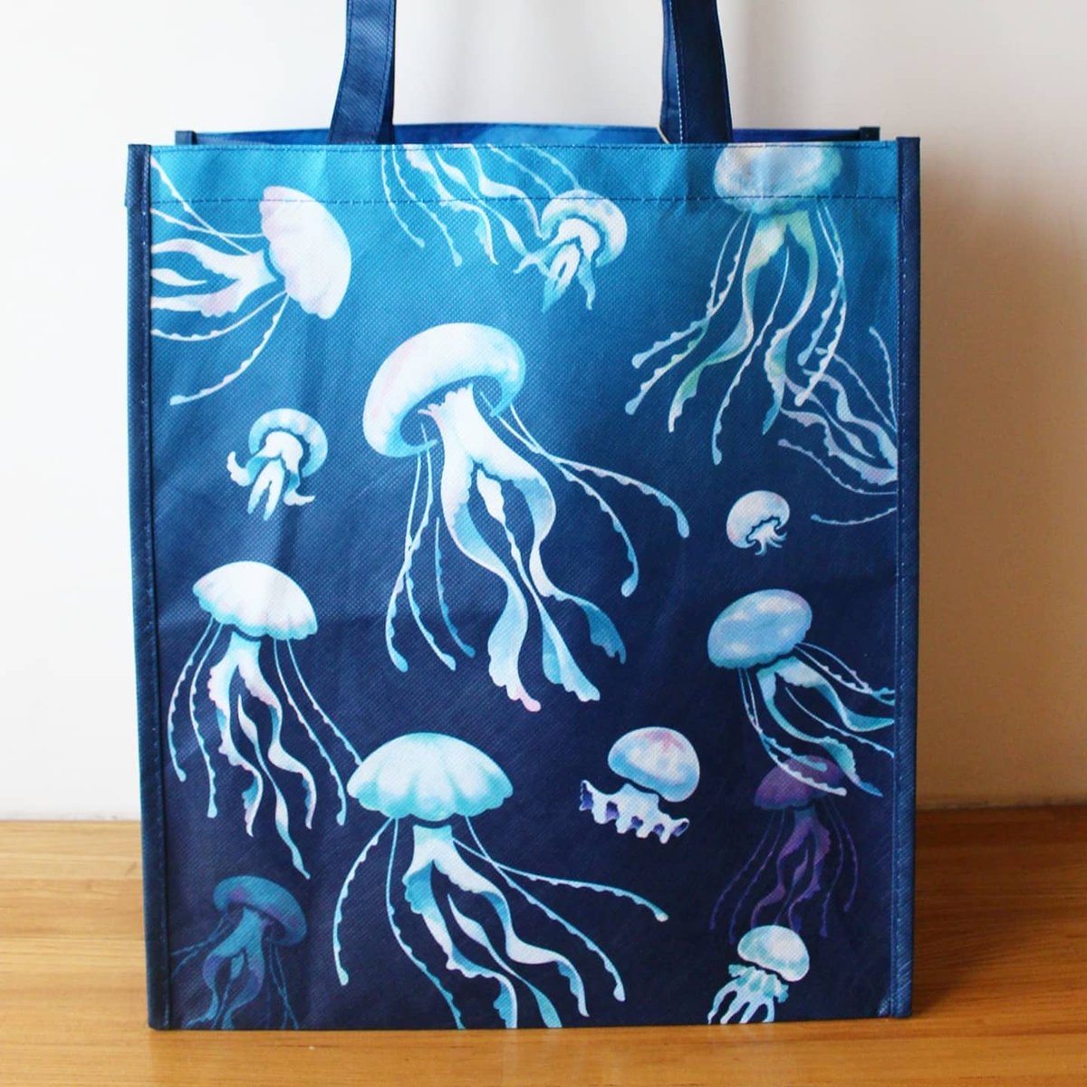 株式会社ニュートラルコーポレーション クラゲたちがゆらゆら漂う サスティナブルバッグ 容量たっぷりで ランドリーバッグ としてもオススメです T Co 9im6tteeoj 気持ちがポカポカするようなお気に入りの柄 ペットボトルリサイクル エコ