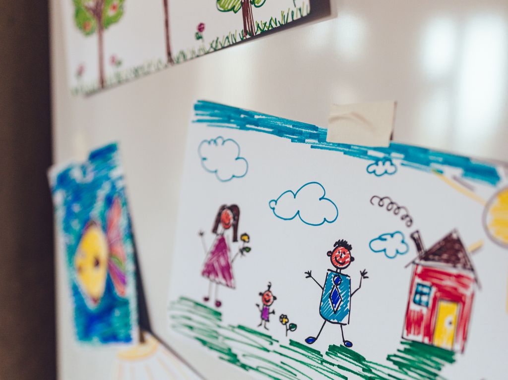 elmundotoday's tweet photo. Venden una nevera con dibujos ya pegados en la puerta para las personas sin hijos: https://t.co/8OgbHenu7l https://t.co/LdTIIs1CMG