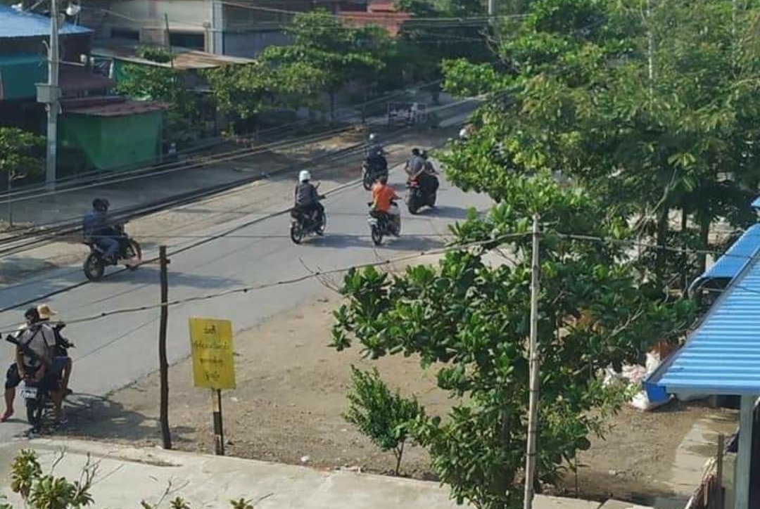 KhinLei3's tweet photo. May 2

Mandalay, the militia council, armed in civilian clothes, carried out an ambush on civilians like a battlefield, locals shared on social media.

 At least three people were arrested in a raid on the Tea Shop in Mandalay, according to local social media accounts. https://t.co/gLawBVwQQV