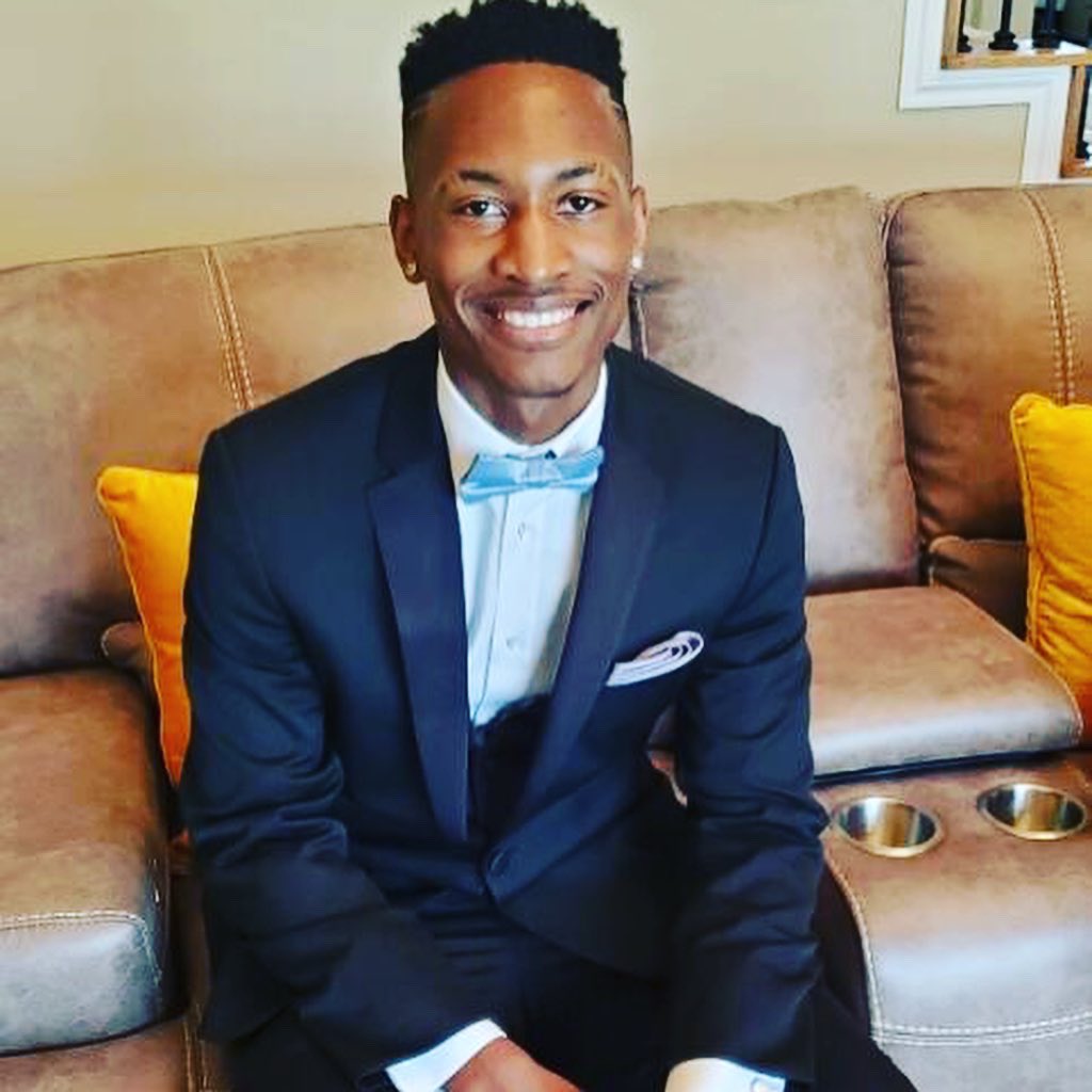Trish_dogg's tweet photo. Im a classy man🤵🏾😎 #prom2021 https://t.co/5msiYdS8oj