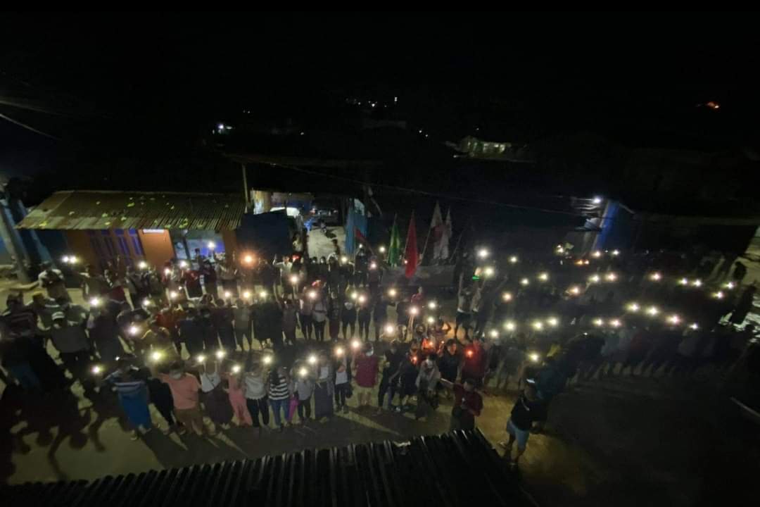 DandanieMyanmar's tweet photo. Despite the heavy rain, People in Seng Taung Village, HpaKant Tsp, Kachin State continues Night time Anti-regime Strike in honor of Ko Wai Phyo, who was killed by Myanmar Junta today.

GLOBAL SPRING REVOLUTION

#May2Coup
#WhatsHappeningInMyanmar
#SpringRevolution https://t.co/DY0LulNZ9u