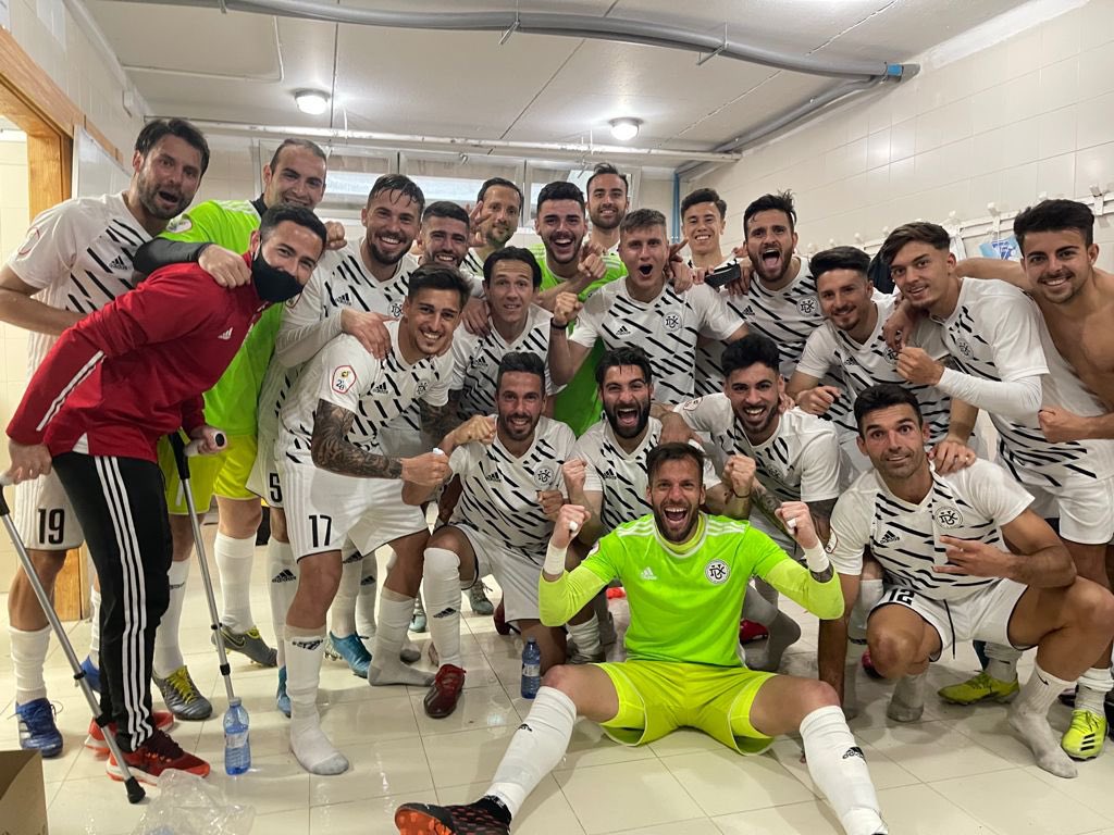 AdriMancebo10's tweet photo. Había alguno(s) que nos habían enterrado ya. Pero este equipo sigue muy vivo y con ganas de seguir dando guerra. Orgulloso es poco. Humildad y trabajo. ⚫️⚪️🛠 #FamiliaDUX #ClubInfinito https://t.co/BuA4Xpt7XN
