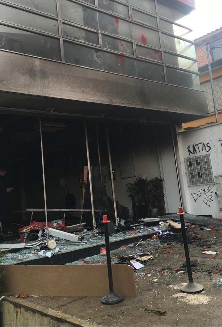 camilomoreno342's tweet photo. Soy vecino de la 140 y es muy triste ver como terminaron los negocios después de la marcha "Pacífica" ayer.

Hay mucha gente que con las uñas ha sacado su negocio adelante, que le ha costado sudor y lágrimas, preocupa que @ClaudiaLopez parece no importarle lo que pasa en usaquén. https://t.co/ZctIxkVOrY