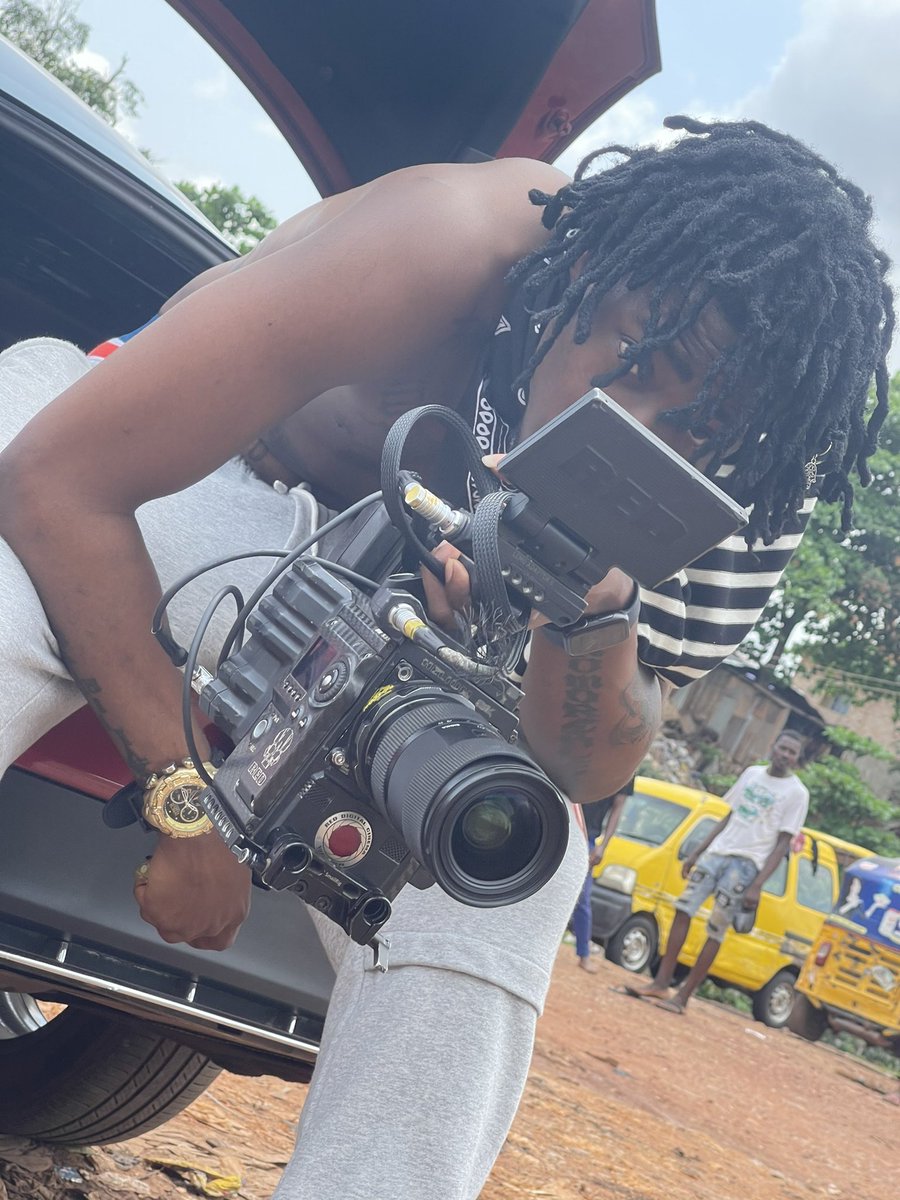 jeriqthehussla's tweet photo. rihanna : i only date video directors 

me : https://t.co/n3v9ual178