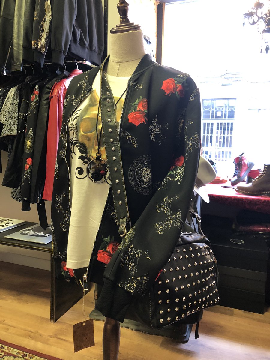 Accesorios, ropa original y muchas calaveras.
Feliz domingo para tod@s.
Sean felices y diferentes.