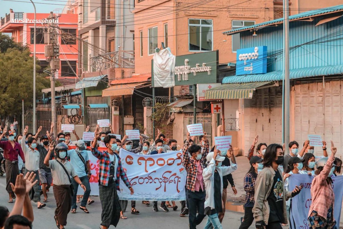 Lexie_MayZ's tweet photo. The enormous crowd of Mandalay Combined Strike continued to oppose against dictatorship on GLOBAL SPRING REVOLUTION DAY. The revolutionary spirits of us are stronger than Junta’s ever imagined. #May2Coup #SpringRevolution #WhatsHappeningInMyanmar https://t.co/bRSo6TbBgK