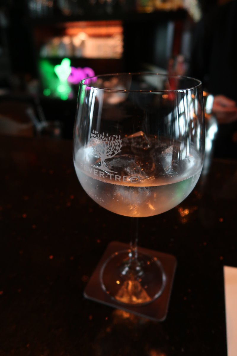 LuxeHotelReport's tweet photo. 今回の滞在ではFans of M.O.(ホテルの会員プログラム)エリート会員のみが参加できる無料のカクテル教室(ノンアルコール)を受けてきました。
マンダリンバーでの1時間弱の講習では、自分がカウンターに立ってシェイカーを振るという滅多にできない貴重な体験が出来ました。
@MO_TOKYO #MandarinBar https://t.co/THs09Bmqh5