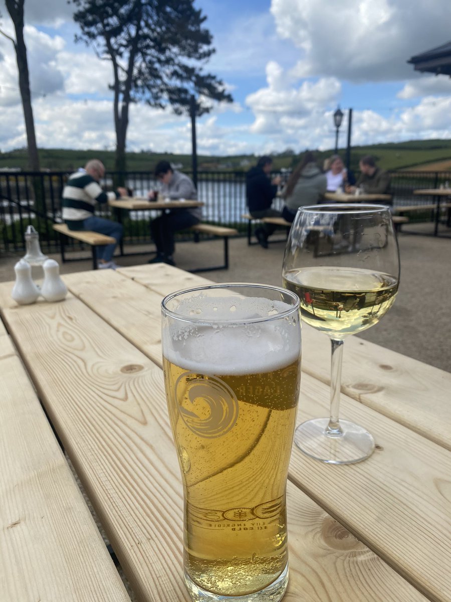 dskimcbski's tweet photo. Sunday pints and pub lunch 👍🏻#missedthisview https://t.co/6O8af83efM