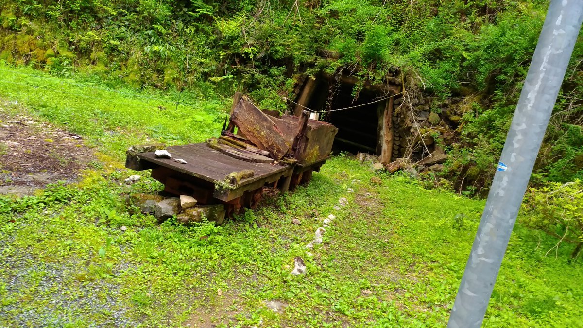 鯛生金山（1972年閉山）を見学
入口脇の坑道は途中で塞がれていた。