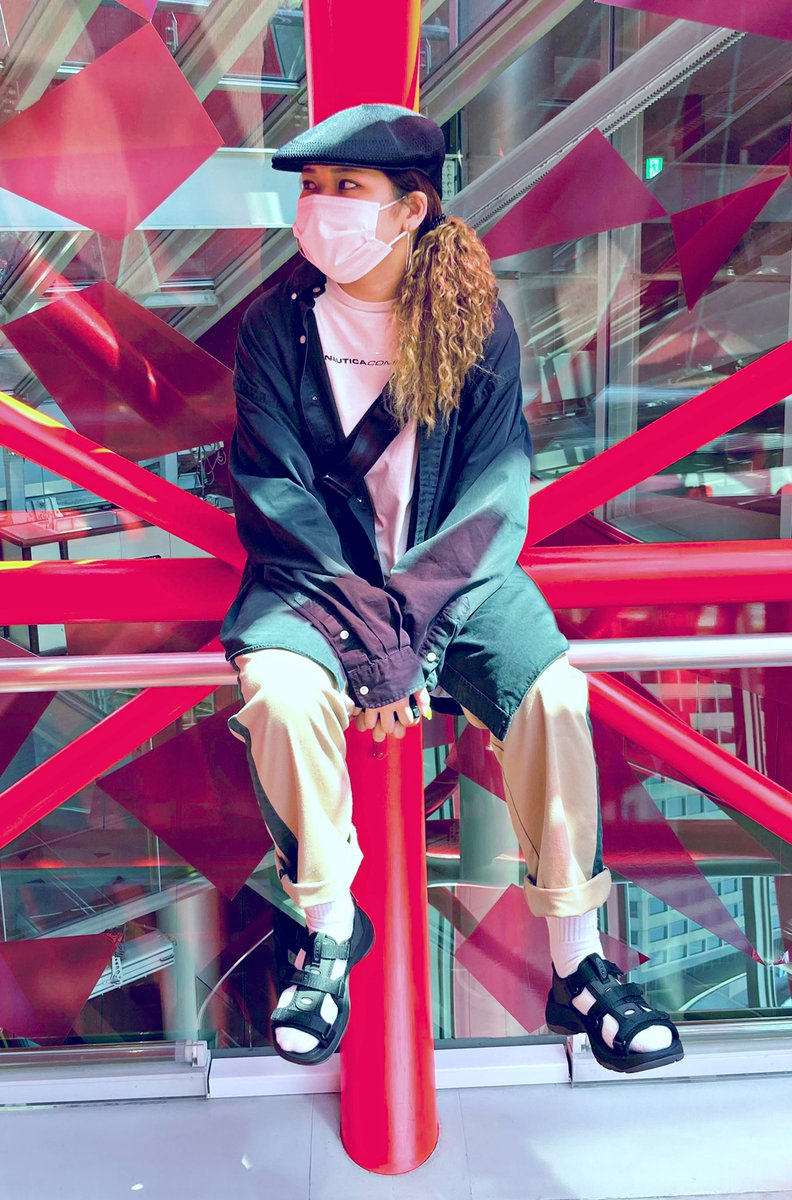 Boston Club ボストンクラブ 大学生の スト女子 がもうサンダルを履いてきていたので 写真を撮らしてもらいました 彼女はダンサーで Hip Hop好き 今年の夏は周りでも アウトドアサンダル が流行っているそうです ブランド名 Keen 画像左 Uneek