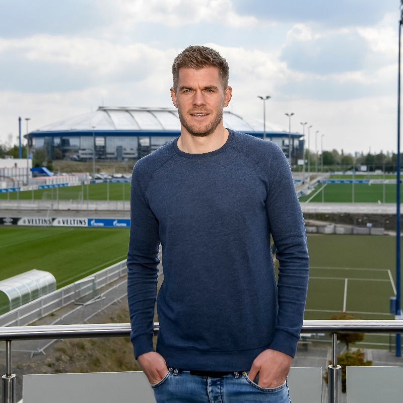 s04_en's tweet photo. Welcome to Schalke, Simon #Terodde! 👋

The prolific striker will join us next season from HSV ✍️

#S04