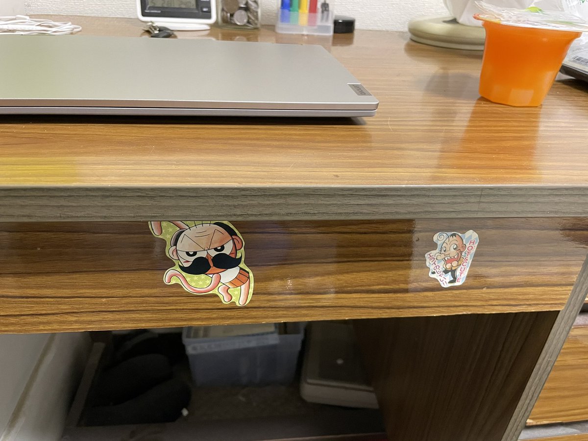 強い気持ち 強い愛 On Twitter 帰省というものをね ぼくもしております 写真は10年ほど前までぼくが使用していた勉強机です