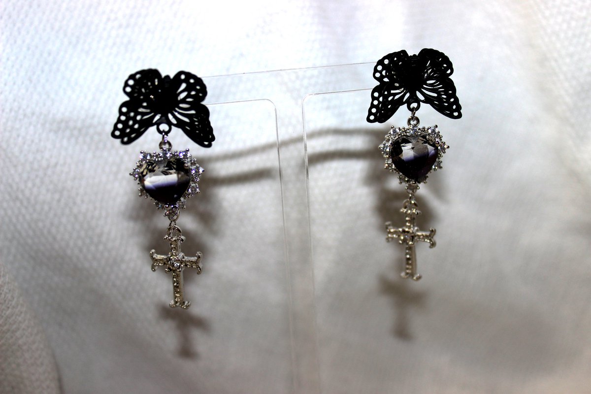 🖤🦋크로스 하트 귀걸이🦋🖤 18,000₩(18$)
고스풍의 블랙 앤 실버 장식이 매력적인 귀걸이예요✨ 역시 수량은 한점만 만들어져 있습니다:) 은침으로 알러지 걱정 없이 착용하실 수 있어요! 구매문의는 링크나 디엠으로 부탁드립니다🙏
mistisch.com/product/crossh…