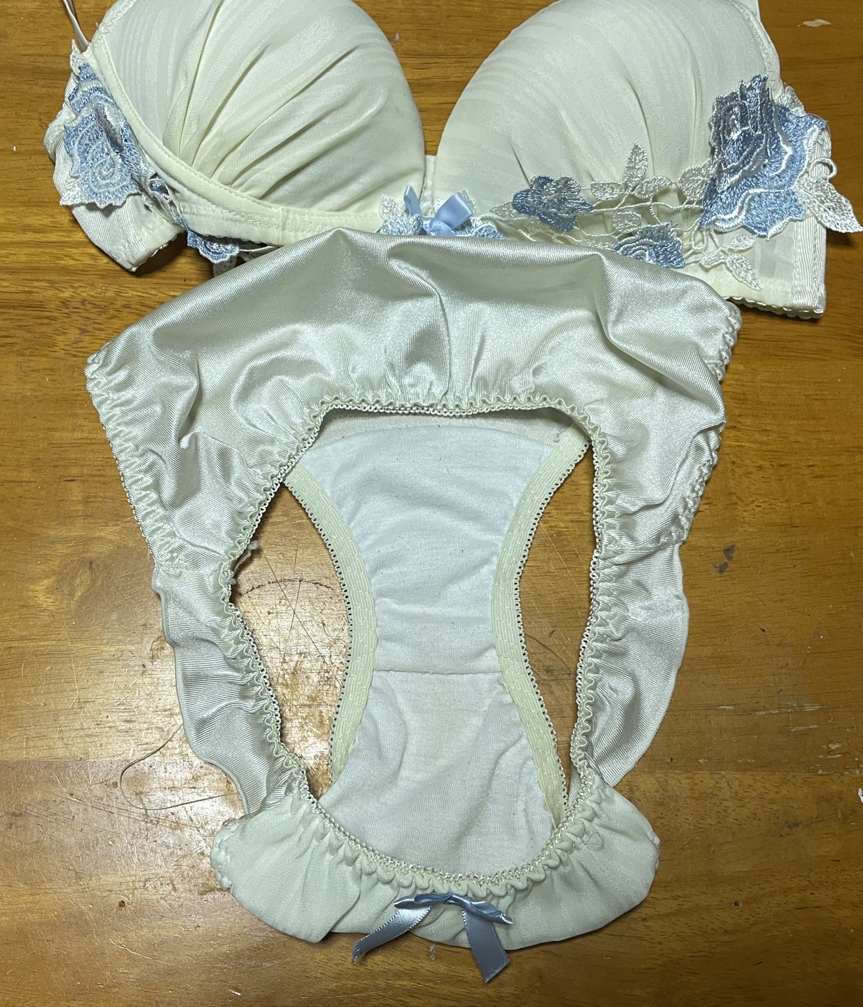 女子高生 パンティクロッチ汚れ 