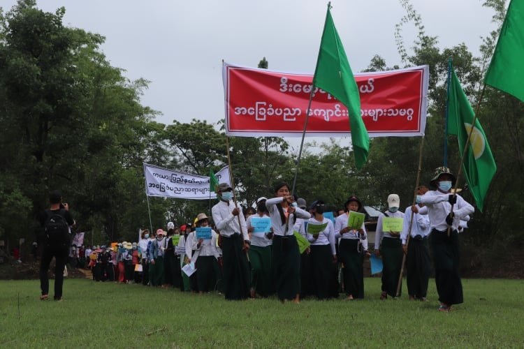sandyayekyaw's tweet photo. The combination of general strikes in Demoso is way too stronger than ever on GLOBAL SPRING REVOLUTION DAY. This enormous crowd represents how much we crave for Federal Democracy. #May2Coup #SpringRevolution #WhatsHappeningInMyanmar https://t.co/GnnNeGX4yu