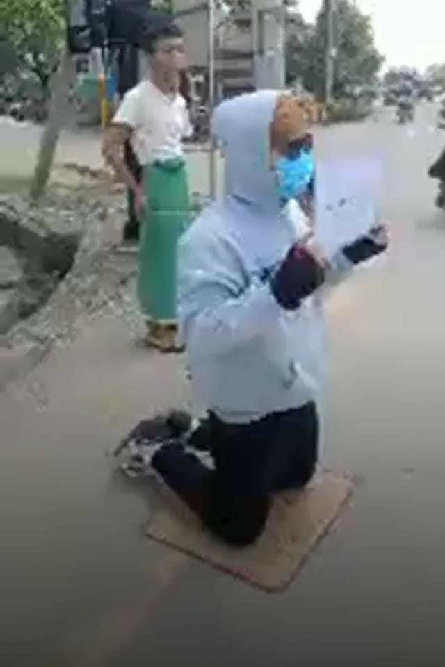 youngyang99's tweet photo. NYAUNG LAY BIN, Bago Region: A lone protester protesting on #GlobalSpringRevolutionDay was abducted by Terrorists (#Myanmar security forces).  #May2Coup #WhatsHappeningInMyanmar #MilkTeaAlliance https://t.co/z2sskh7gad