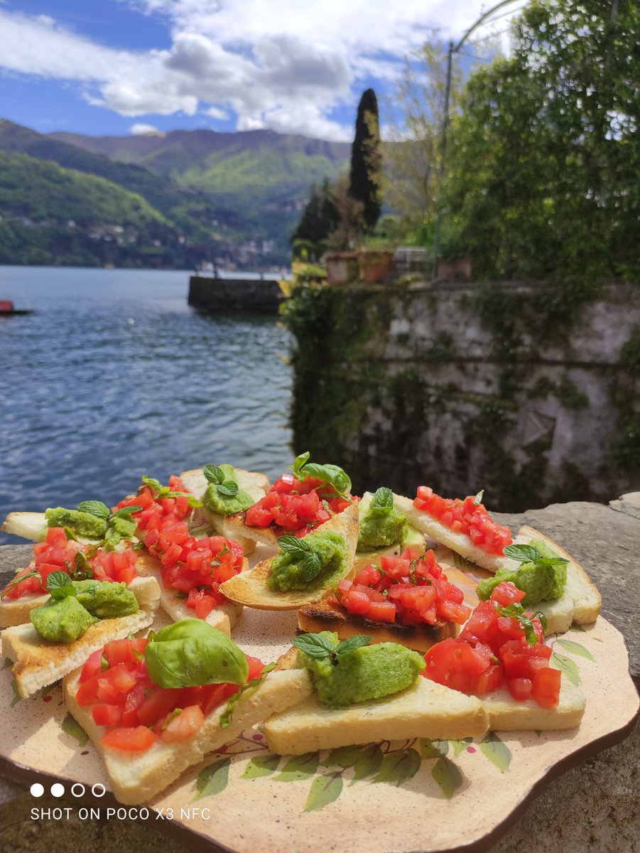 AuroTtp's tweet photo. Ho realizzato delle bruschette con pomodoro e basilico e con zucchine e menta. 
#basilico #primavera #bruschette #pomodoro #menta #basilico
@ComoCfp https://t.co/AuSgDO7Bah