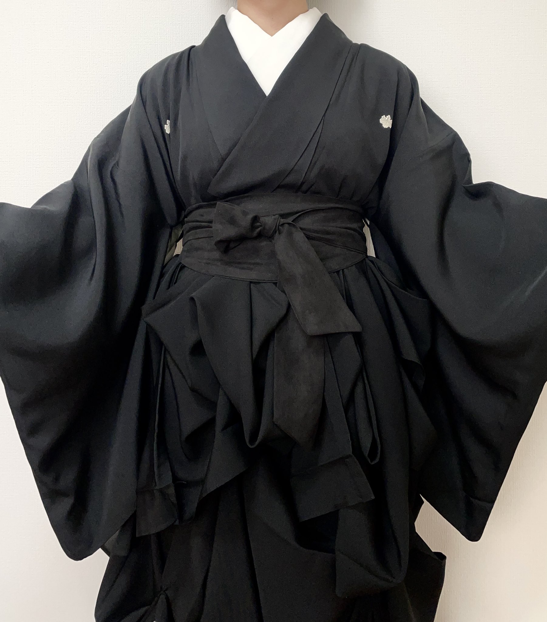 みさまる 着物 黒紋付の着物を使った真っ黒なモード風着物コーデ 普段着に黒紋付 を着ると 常識知らず とか 冠婚葬祭以外で着るな って言われることもあるけど 私は何もない普通の日にももっとたくさん黒紋付を着たい 日本の家紋も深く美しい漆黒も