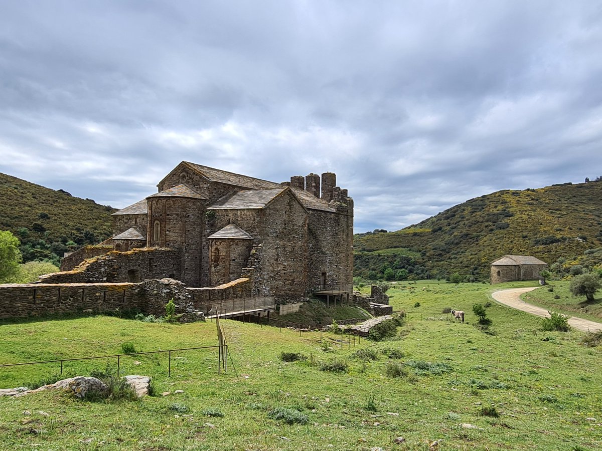 #Monestir de Sant Quirze de #Colera, una joia al bell mig d'una vall de l'#Albera 🤩 #Rabós #AltEmpordà #VisitaObligada 👌 #Quequètenim #Catalunya